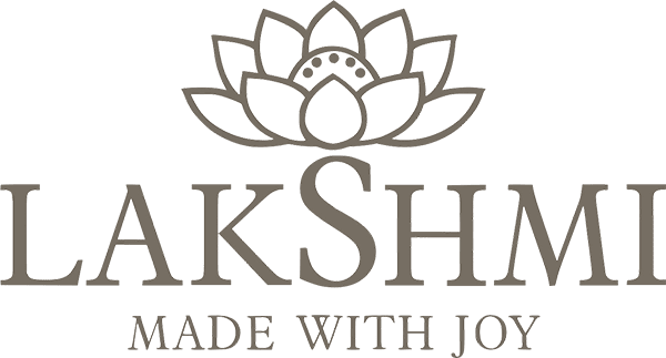 Les soins sont réalisés avec les produits cosmétiques professionnels naturels et certifiés biologiques Lakshmi logo lakshmi soins massages ayurvédique en corps plus zen bethune manon
